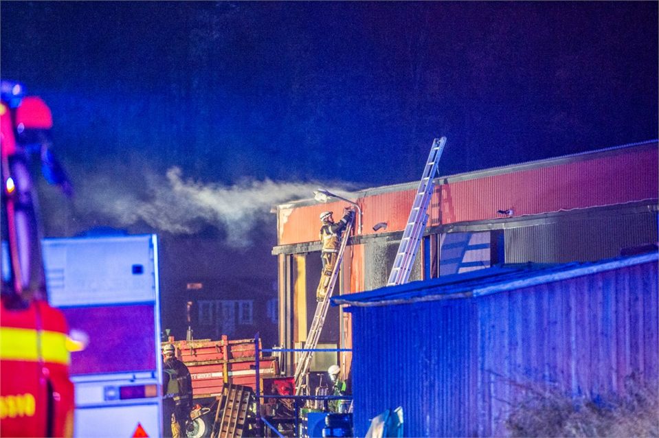 Brand på gård utanför Hedemora – stort räddningspådrag